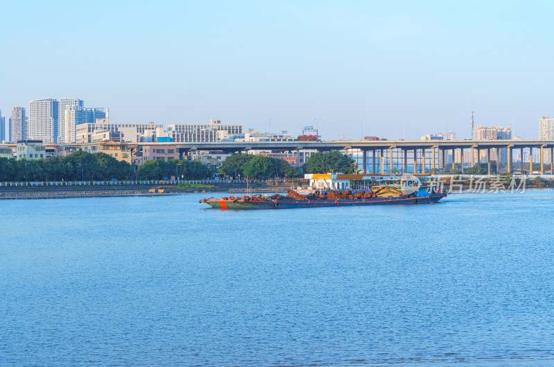 广州番禺南浦珠江货船与滨江城市风光