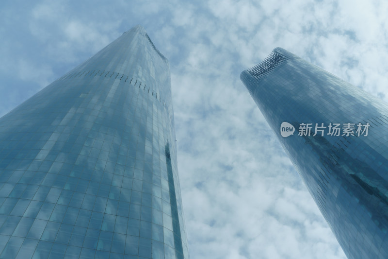 仰拍城市摩天大楼