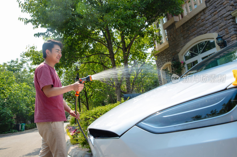 青年男人冲洗汽车