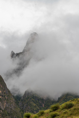 云雾缭绕的山峰