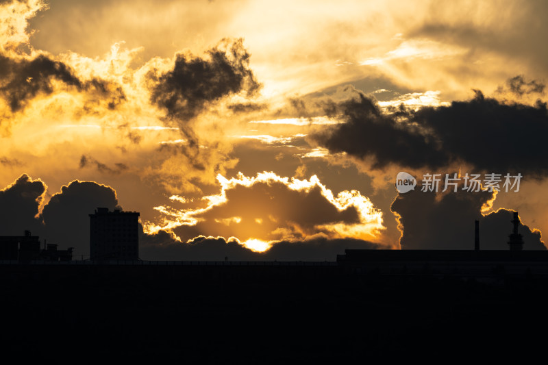 城市建筑映衬下的壮丽日落景象