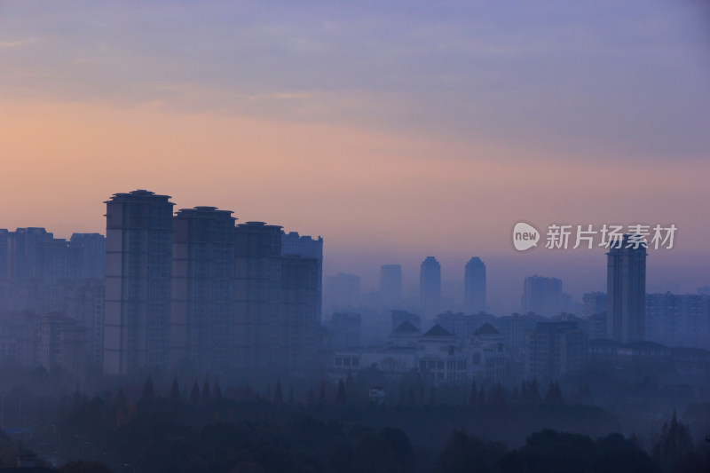 晨雾中的成都市温江区风光