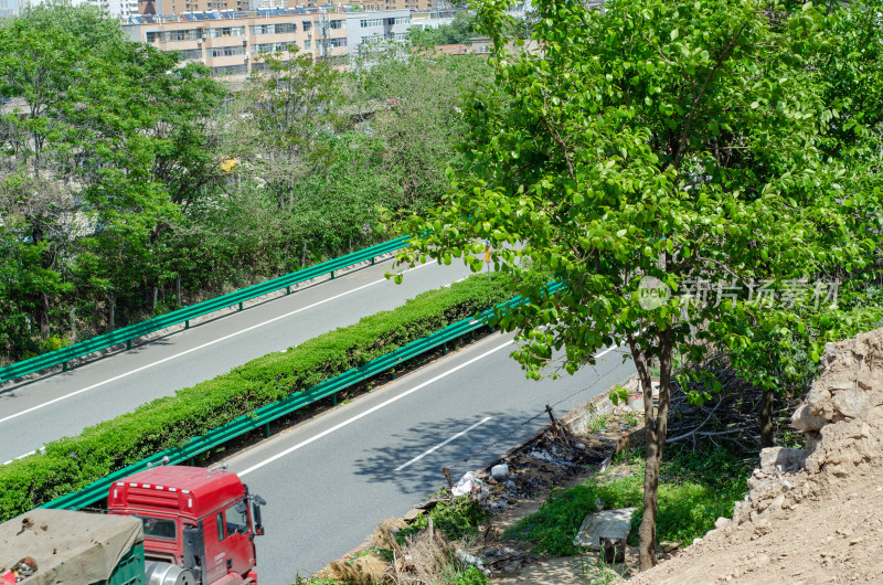 卡车驶过 高速路