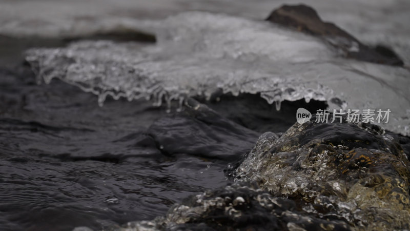 冬季雪地冰冻的河流