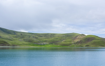 西藏山南羊卓雍措羊湖旅游景区湖泊远山风光