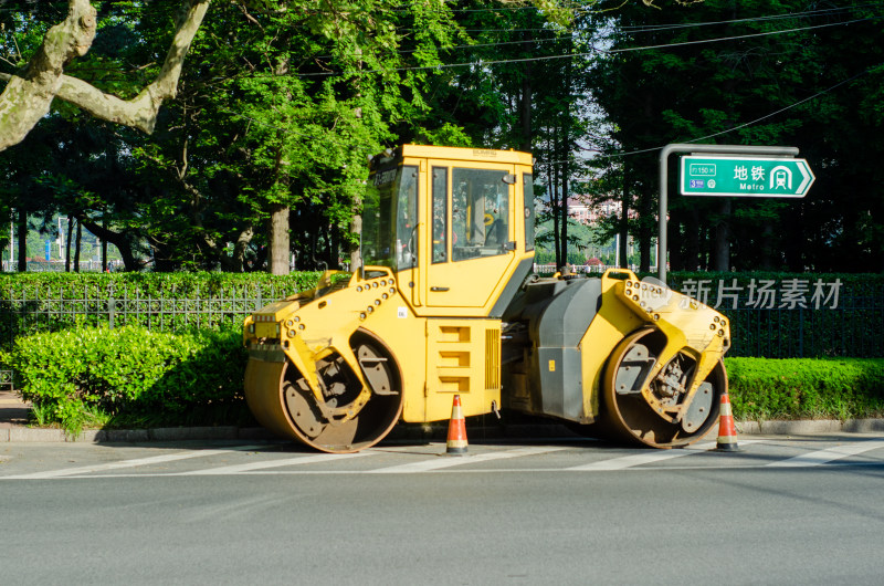 路边停放的黄色双钢轮压路机