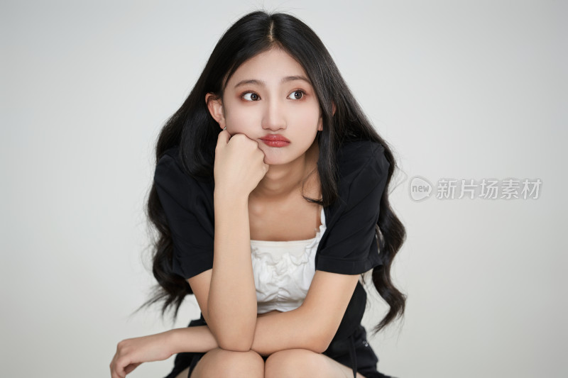 白色背景下做各种面部表情的可爱亚洲少女