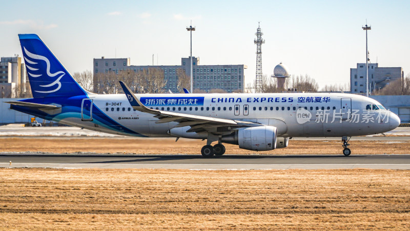 华夏航空飞机停在机场跑道