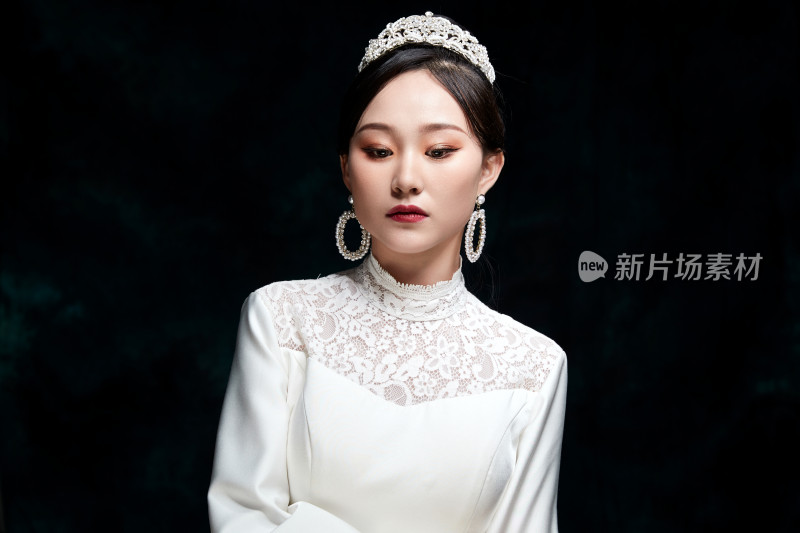 黑色背景下的女性复古婚纱妆面