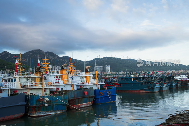 停靠着多艘渔船的海边码头风景