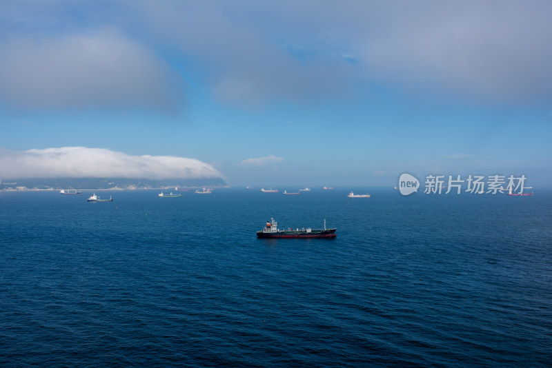 夏季白天韩国釜山海上航行的大型货船