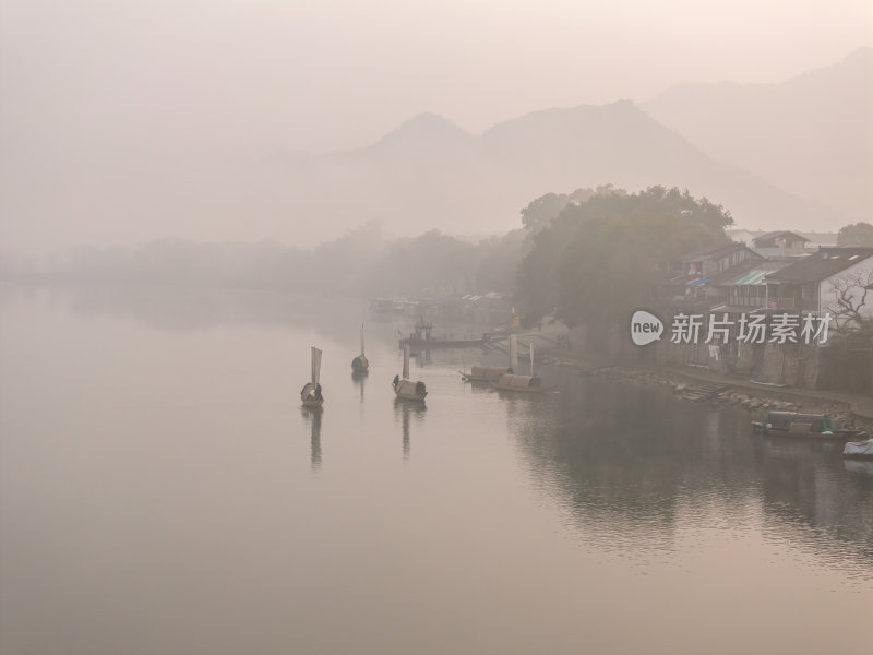 浙江丽水古堰画乡画廊孤帆丽影晨雾航拍