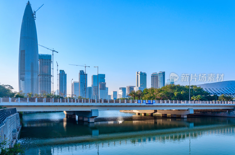 深圳湾城市摩天大楼建筑群与滨海公园