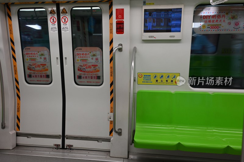 地铁车厢内景及车门展示