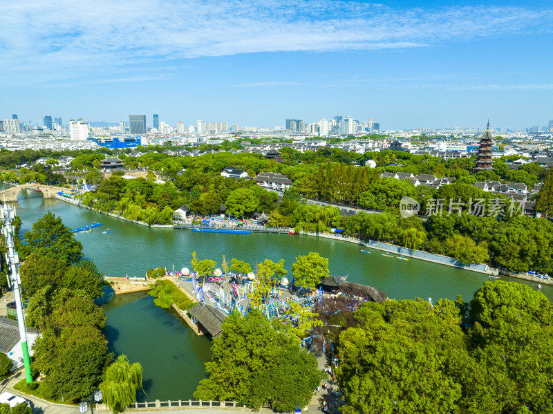 航拍苏州盘门景区外护城河上的浆板运动