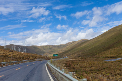 高原公路山脉自然风光