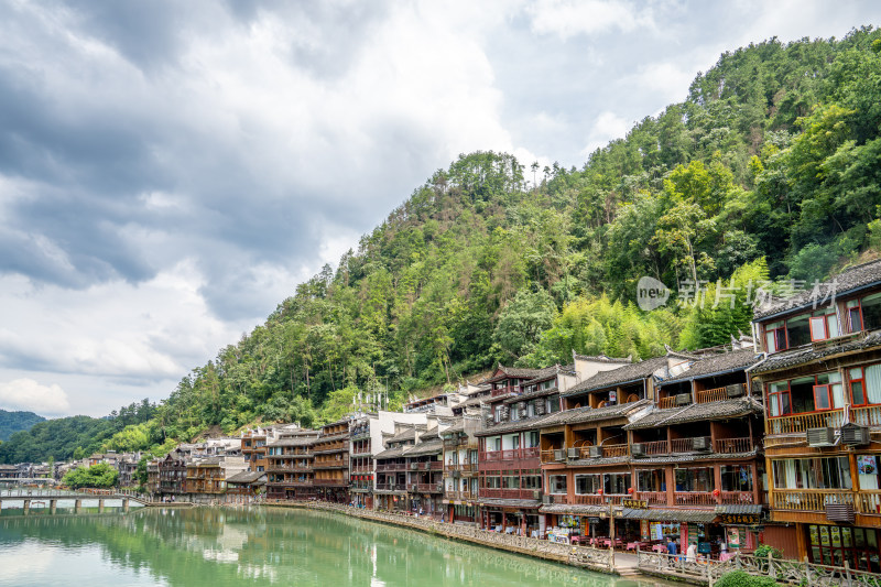 凤凰古城河畔苗族建筑与青山