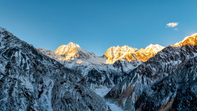 川西甘孜海螺沟景区金银山与三连峰日照金山