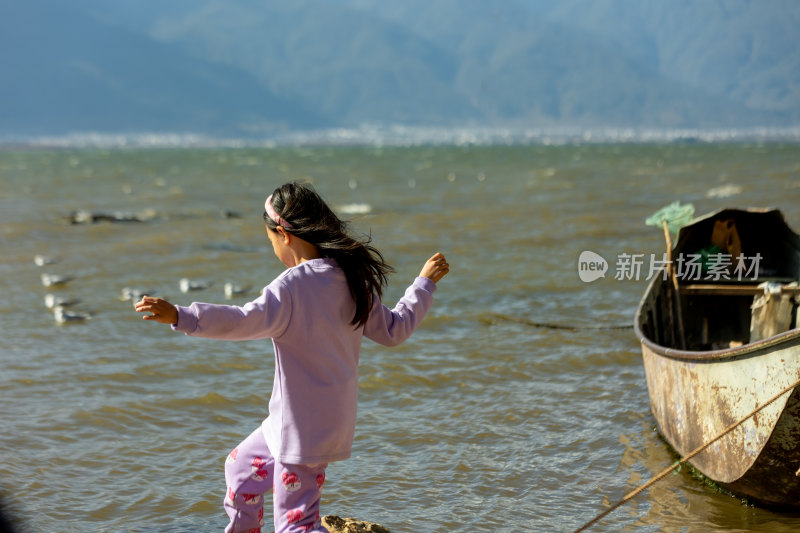 湖边玩耍的女孩