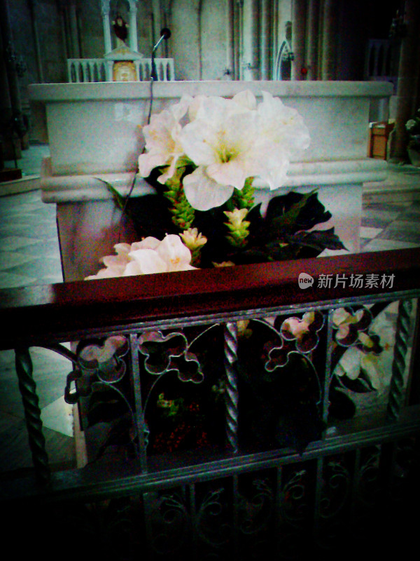 教堂内祭坛花卉装饰