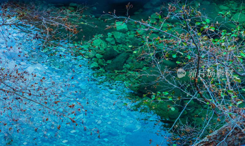 青岛崂山北九水，清澈湛蓝的湖水