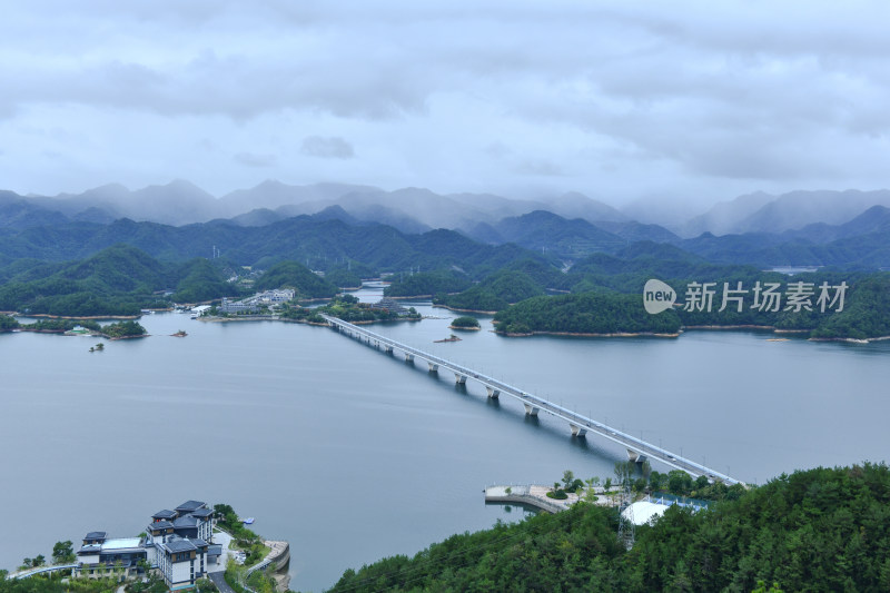 天屿山顶俯视千岛湖大桥，千岛湖自然风光