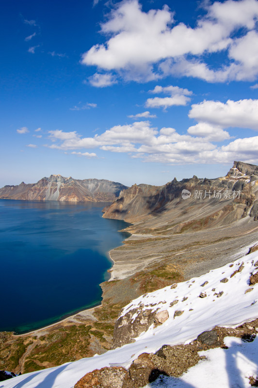 雪后蓝天白云下长白山天池南坡的侧面风景