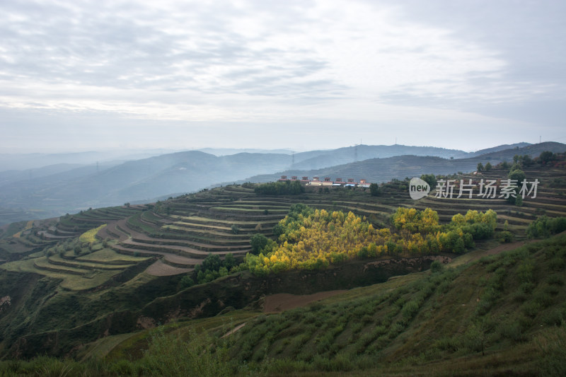 秋天乡村村落风景