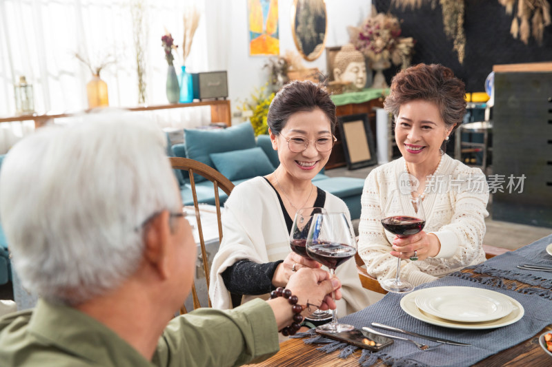 聚会上快乐的中老年人闲聊干杯