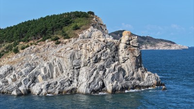 航拍威海市环翠区北环海路猫头山秋季风景