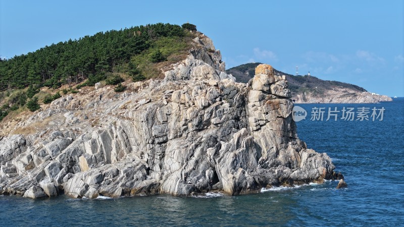 航拍威海市环翠区北环海路猫头山秋季风景