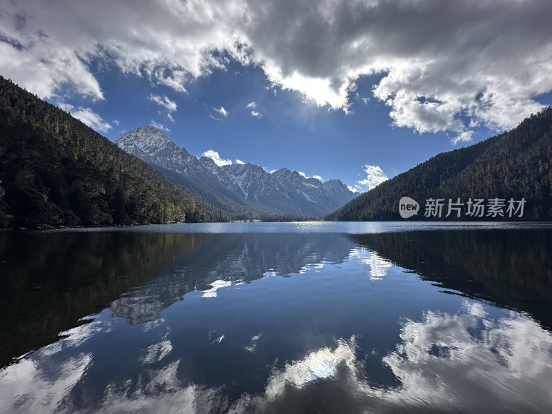 川西稻城亚丁海子雪山湖泊秋景