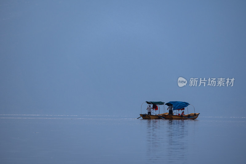 清晨邛海湖面上的渔船