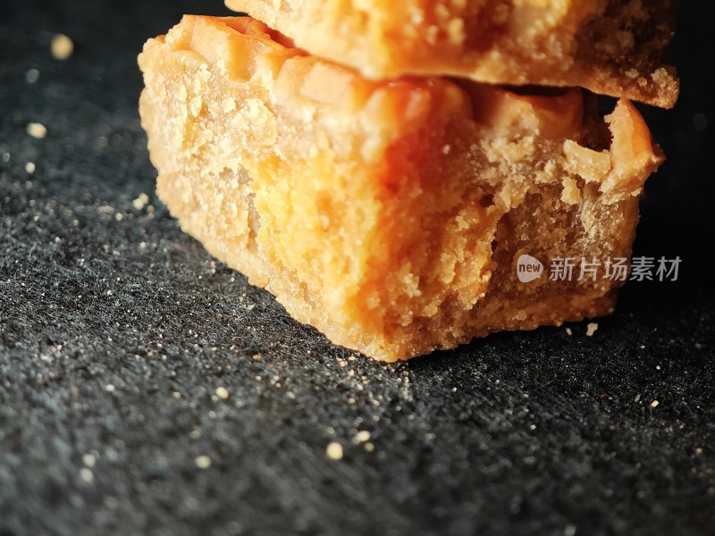 切开的月饼展示内部馅料特写