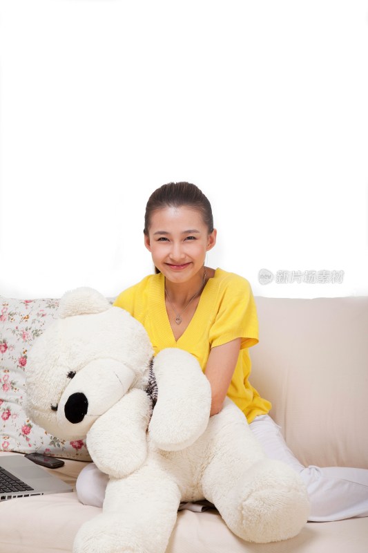 年轻女人抱着玩具熊