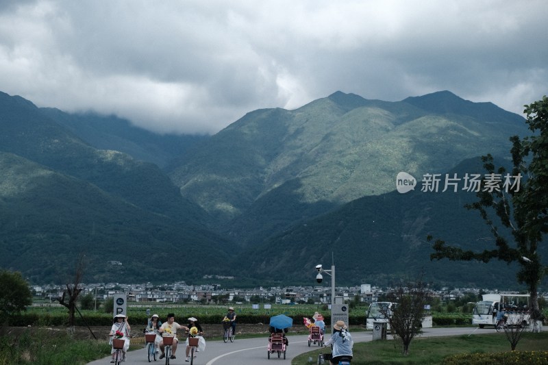 多云天气下骑行者在山边小路骑行