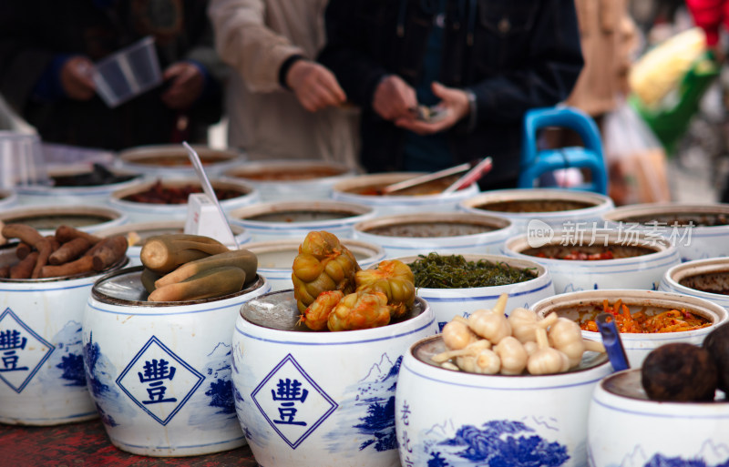 老北京酱菜在各种坛子里