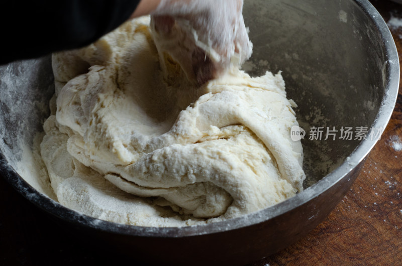 用力揉面团特写