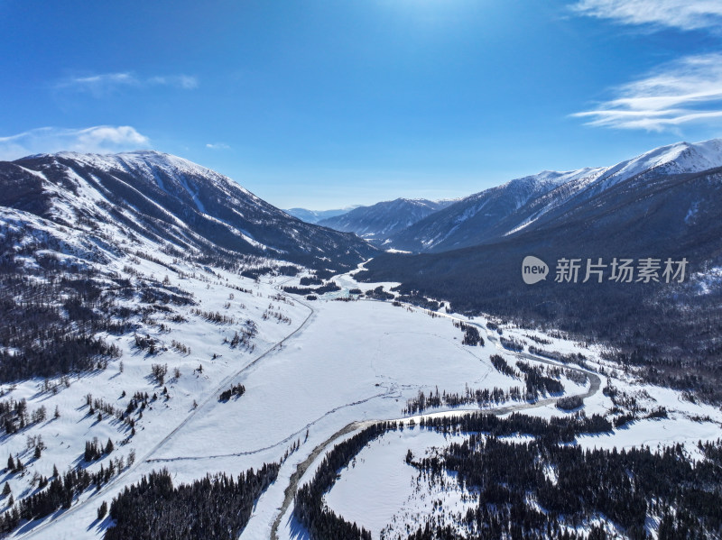 新疆阿勒泰喀纳斯雪景神仙湾晨雾雪山森林