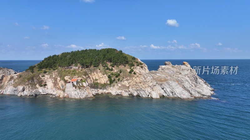 航拍威海市环翠区北环海路猫头山秋季风景