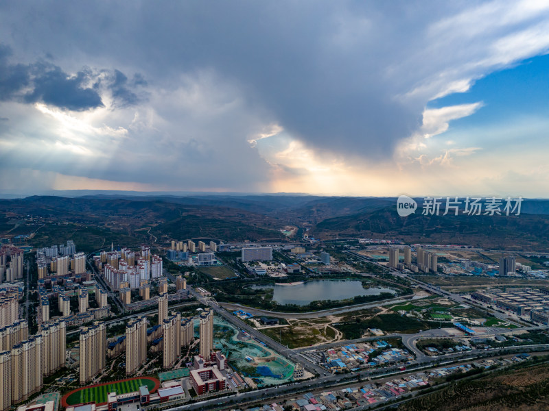 城市乌云雨季航拍图