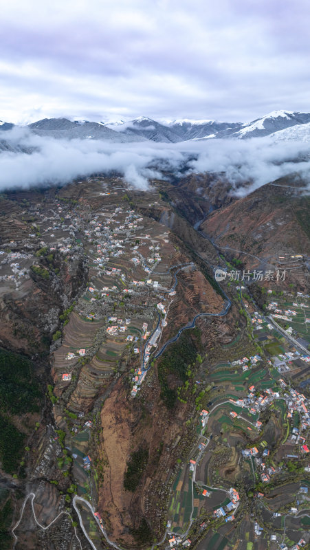 四川阿坝州金川梨花藏寨雪山高空航拍