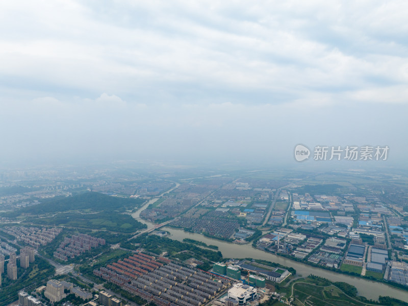 大雾笼罩下的浙江省海宁现代城市风光
