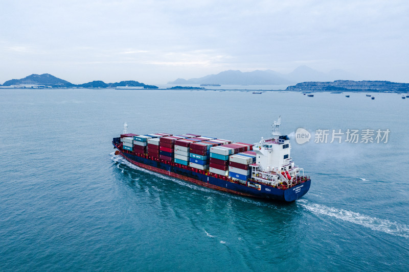 中国广东省珠海市万山群岛珠江口集装箱船