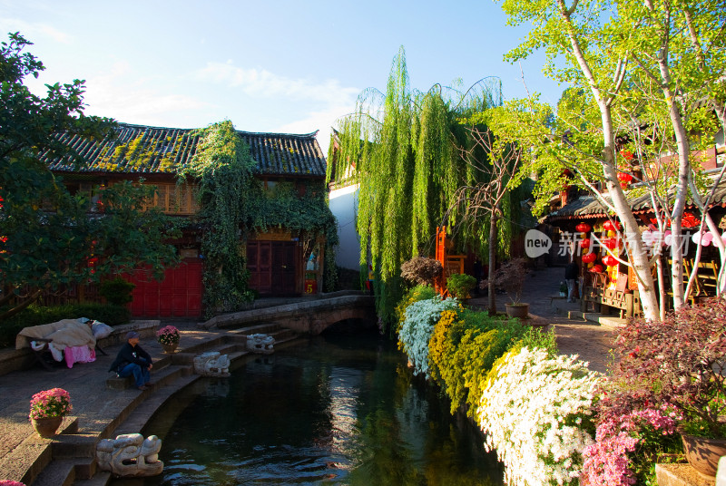 丽江古城河边休闲场景