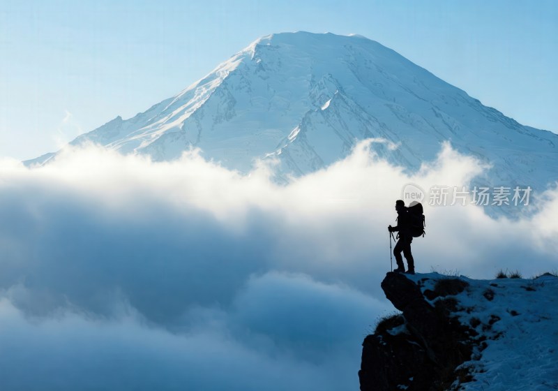 背包客于雪山云海前徒步远望