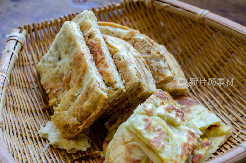 竹篮中的油饼葱花饼