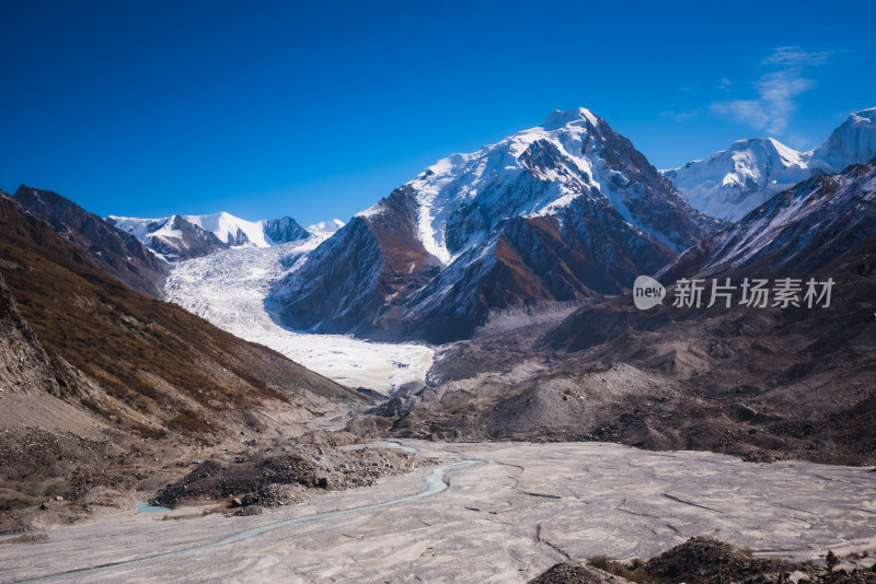 新疆天山山脉宏伟雪山冰川风景