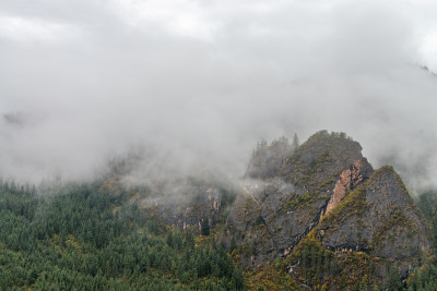 云雾缭绕的山峰