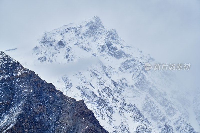 航拍巍峨的雪山